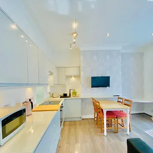  Apartment Center With Free Private Parking United Kingdom